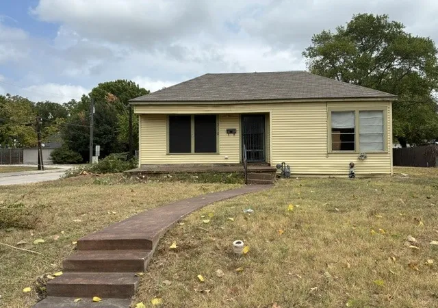 Photo 1 of Single family home for sale at 316 N Washington St, Farmersville, TX 75442 | MLS# 21378037 | Listing updated on 2026-09-25