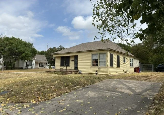 Photo 2 of Single family home for sale at 316 N Washington St, Farmersville, TX 75442 | MLS# 21378037 | Listing updated on 2026-09-25