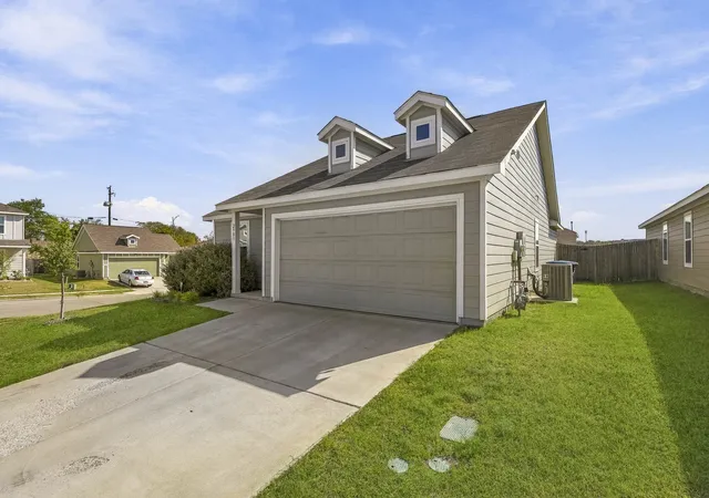 Photo 3 of Single family home for sale at 2901 Questa St, Fort Worth, TX 76119 | MLS# 21373421 | Listing updated on 2026-09-18