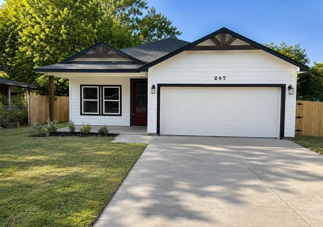 Photo 1 of Sale Pending at 207 Cotton St, Alvarado, TX 76009 | MLS# 21376828 | Listing updated on 2026-09-24