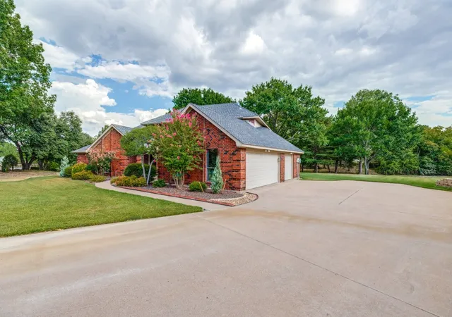 Photo 3 of Single family home for sale at 26 Lago Vista W, Wylie, TX 75098 | MLS# 21373215 | Listing updated on 2026-09-17