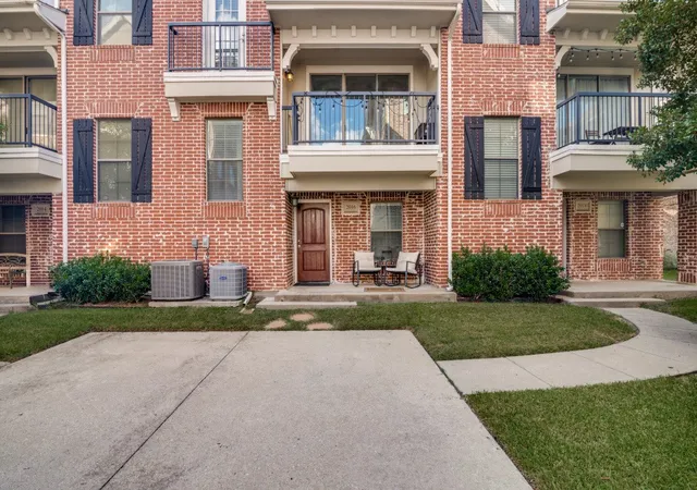 Photo 3 of Townhouse for sale at 2016 Azure Pointe Dr, Richardson, TX 75080 | MLS# 21378146 | Listing updated on 2026-09-06