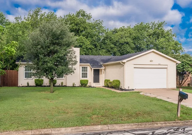 Photo 2 of Sale Pending at 504 Circleview Dr, Mansfield, TX 76063 | MLS# 21378153 | Listing updated on 2026-10-09