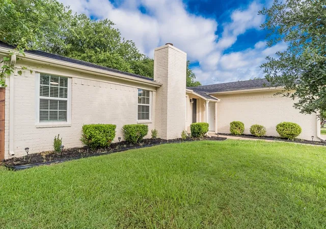 Photo 3 of Sale Pending at 504 Circleview Dr, Mansfield, TX 76063 | MLS# 21378153 | Listing updated on 2026-10-09