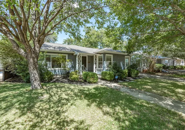 Photo 2 of Single family home for sale at 6020 Lovell Ave, Fort Worth, TX 76116 | MLS# 21375712 | Listing updated on 2026-09-22