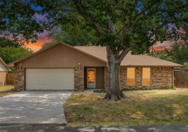 Photo 1 of Single family home for sale at 1909 Oak Hl Dr, Corinth, TX 76210 | MLS# 21378212 | Listing updated on 2026-10-05