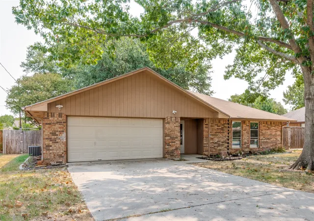 Photo 2 of Single family home for sale at 1909 Oak Hl Dr, Corinth, TX 76210 | MLS# 21378212 | Listing updated on 2026-10-05