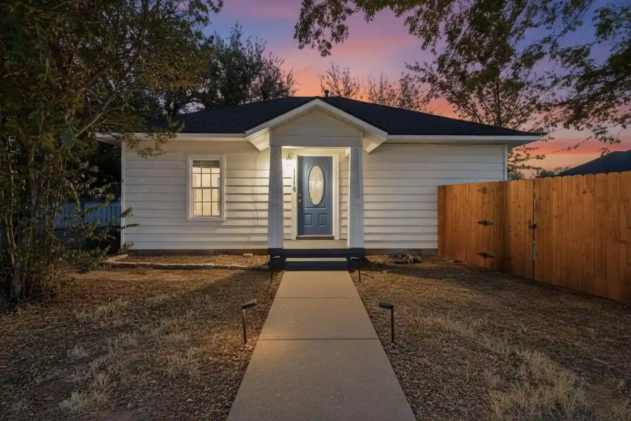 Single family home for sale at 1116 Franklin St, Weatherford, TX 76086 | MLS# 21377313
