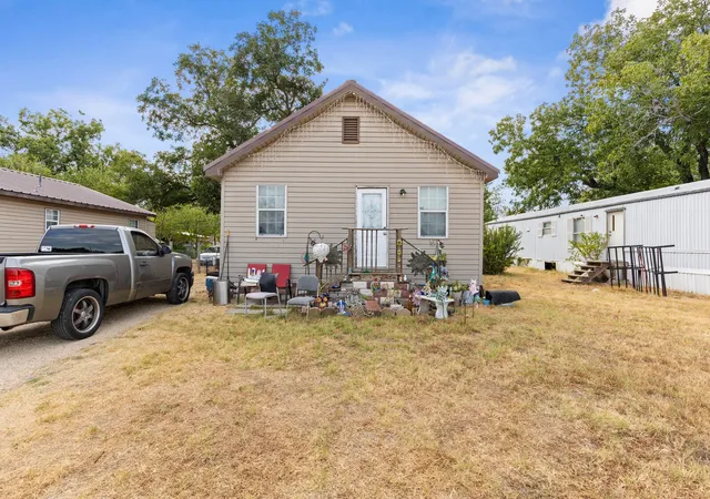 Photo 1 of Sale Pending at 1412 Oaklawn St, Waco, TX 76705 | MLS# 21368803 | Listing updated on 2026-09-29