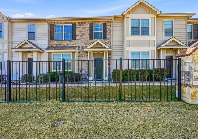 Townhouse for sale at 6913 Sandshell Blvd, Fort Worth, TX 76137 | MLS# 21371423