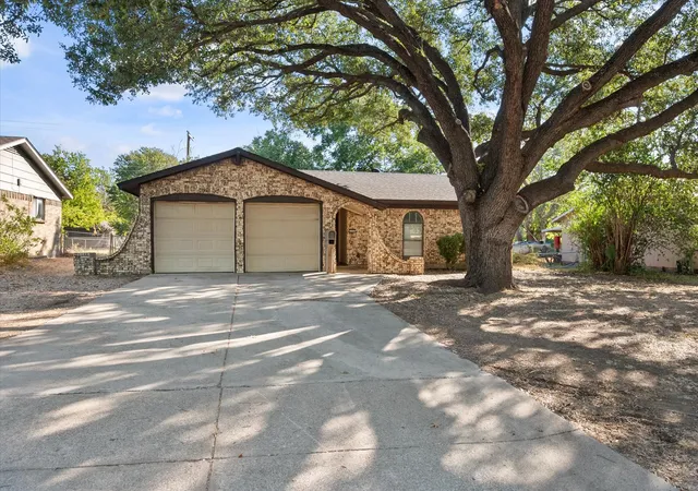 Photo 1 of Single family home for sale at 316 Nw Summercrest Blvd, Burleson, TX 76028 | MLS# 21375917 | Listing updated on 2026-09-28