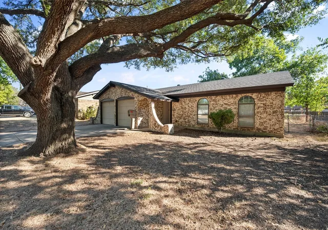 Photo 2 of Single family home for sale at 316 Nw Summercrest Blvd, Burleson, TX 76028 | MLS# 21375917 | Listing updated on 2026-09-28