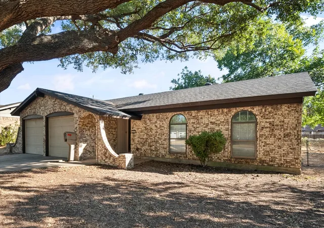 Photo 3 of Single family home for sale at 316 Nw Summercrest Blvd, Burleson, TX 76028 | MLS# 21375917 | Listing updated on 2026-09-28
