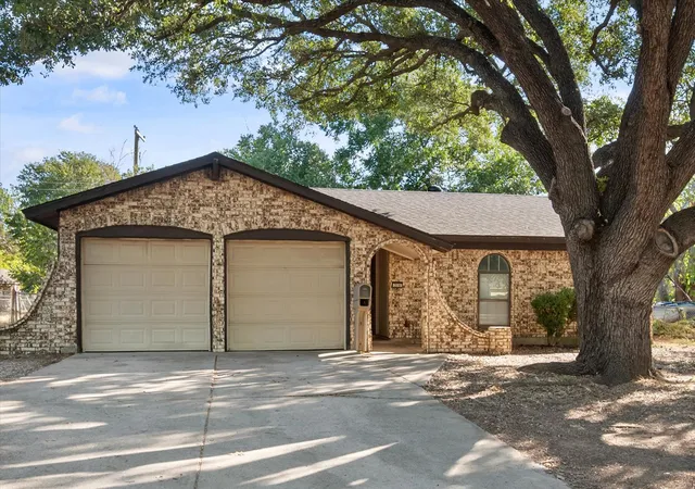 Photo 3 of Single family home for sale at 316 NW Summercrest Blvd, Burleson, TX 76028 | MLS# 21375917 | Listing updated on 2026-09-28