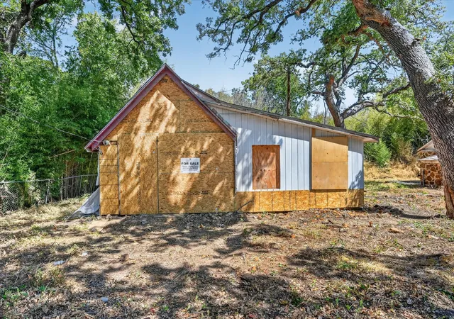 Photo 1 of Sale Pending at 203 E 9th Street, Denton, TX 76208 | MLS# 21377628 | Listing updated on 2026-10-05