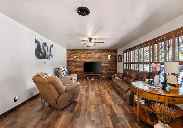 Photo 3 of Single family home for sale at 427 E Bradley St, Fairfield, TX 75840 | MLS# 21371525 | Listing updated on 2026-09-20