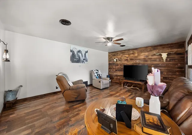 Photo 4 of Single family home for sale at 427 E Bradley St, Fairfield, TX 75840 | MLS# 21371525 | Listing updated on 2026-09-20