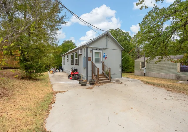 Photo 2 of Single family home for sale at 292 Chambers Dr, Alvarado, TX 76009 | MLS# 21377962 | Listing updated on 2026-09-05