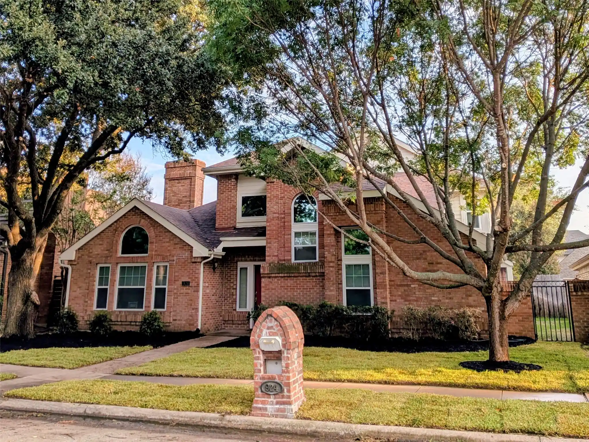 Photo 1 of Single family home for sale at 924 Mccoy Dr, Irving, TX 75062 | MLS# 21375517 | Listing updated on 2026-10-28