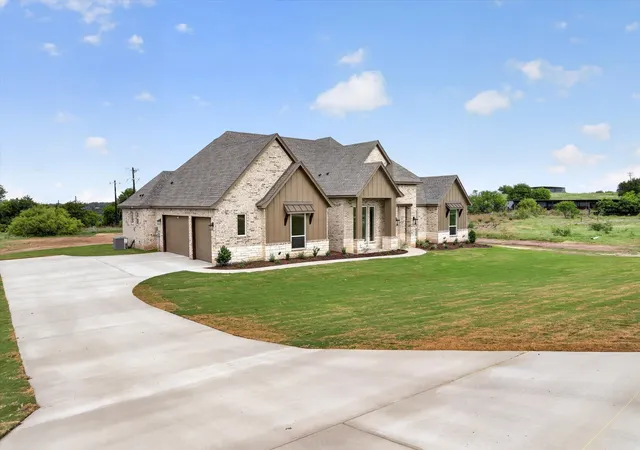 Photo 2 of Single family home for sale at 471 Red Bird Dr, Springtown, TX 76082 | MLS# 21378530 | Listing updated on 2026-10-09
