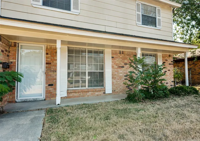 Photo 2 of Sale Pending at 329 Deer Crk Rd, Fort Worth, TX 76140 | MLS# 21378514 | Listing updated on 2026-09-29