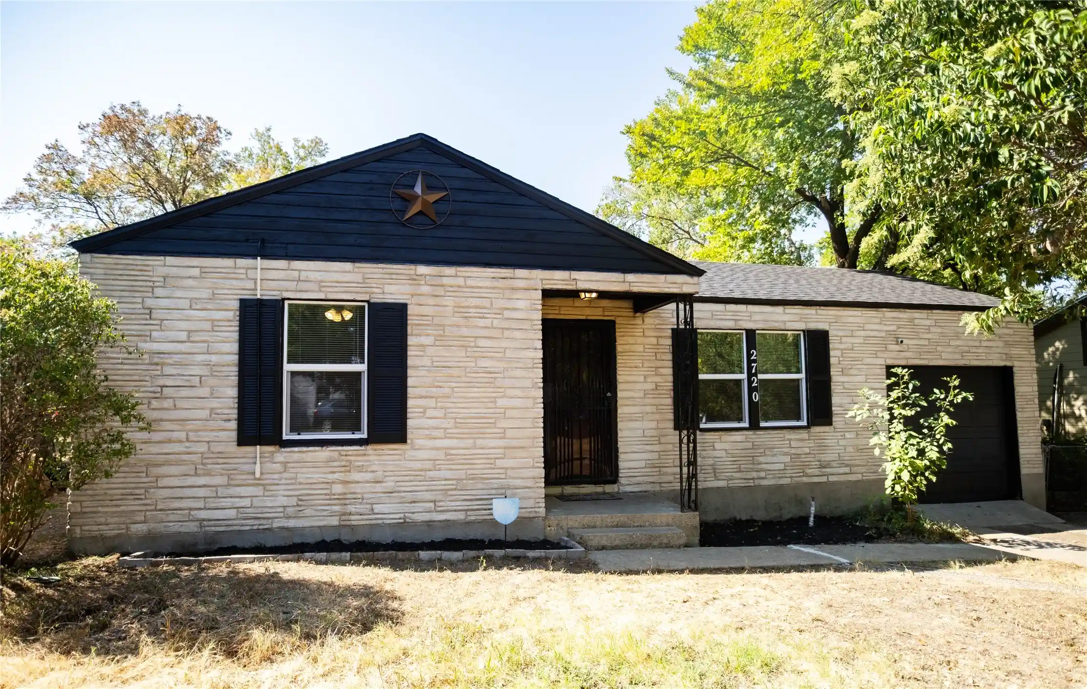 Photo 1 of Single family home for sale at 2720 Hanger Ave, Fort Worth, TX 76105 | MLS# 21373723 | Listing updated on 2026-10-21