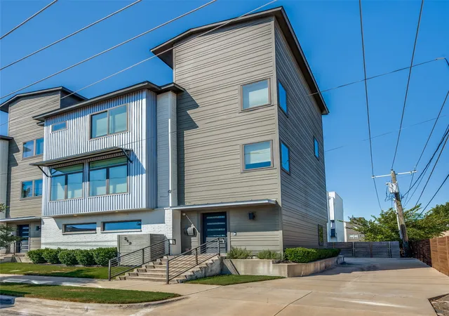 Townhouse for sale at 212 Foch St, Fort Worth, TX 76107 | MLS# 21378526