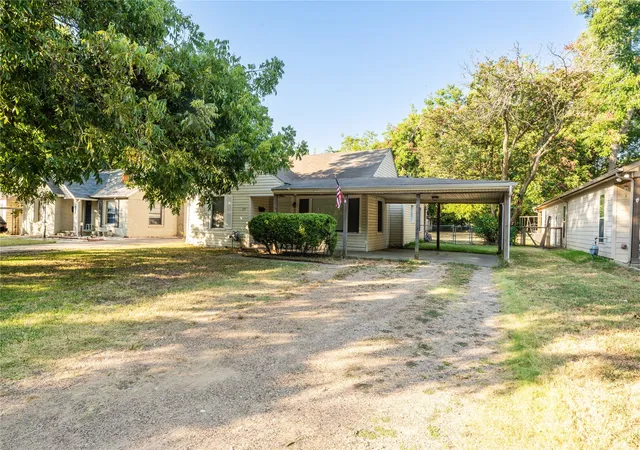 Photo 2 of Single family home for sale at 121 W Damon St, Terrell, TX 75160 | MLS# 21375795 | Listing updated on 2026-09-05