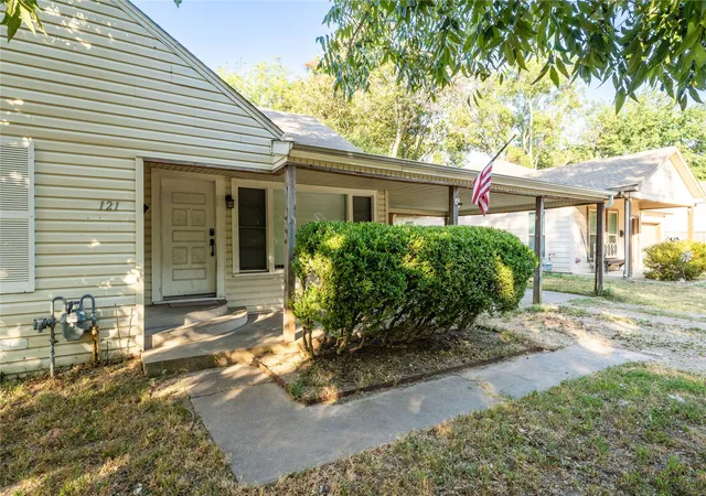 Photo 3 of Single family home for sale at 121 W Damon St, Terrell, TX 75160 | MLS# 21375795 | Listing updated on 2026-09-05