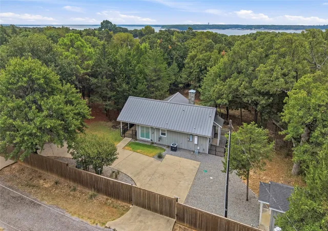 Photo 2 of Single family home for sale at 10 Holland, Pottsboro, TX 75076 | MLS# 21378495 | Listing updated on 2026-09-05