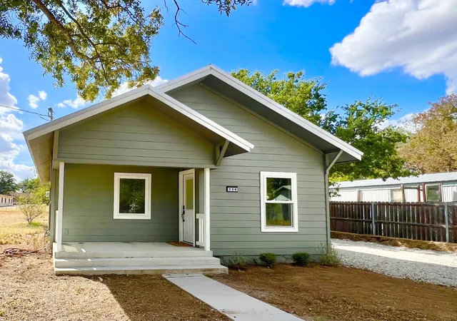 Photo 1 of Single family home for sale at 206 Vine St, Bangs, TX 76823 | MLS# 21378301 | Listing updated on 2026-10-06