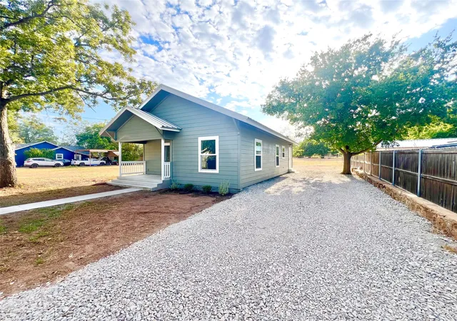Photo 3 of Single family home for sale at 206 Vine St, Bangs, TX 76823 | MLS# 21378301 | Listing updated on 2026-10-06