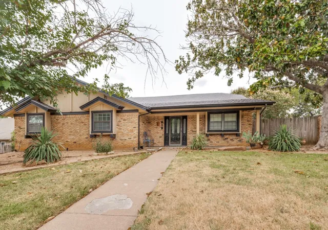 Single family home for sale at 618 Brent Dr, Arlington, TX 76012 | MLS# 21374382