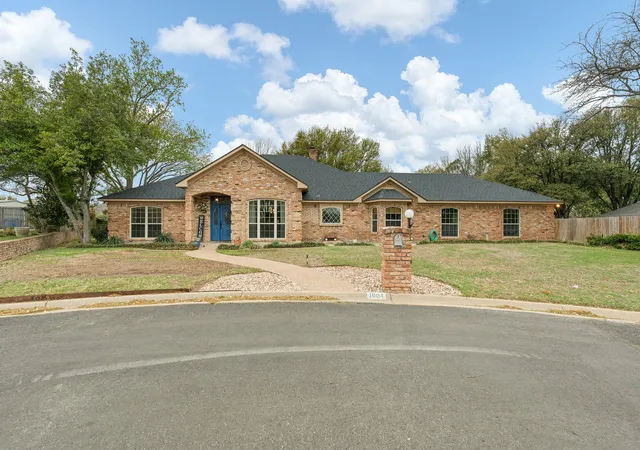 Photo 1 of Single family home for sale at 1004 Canyon Ct, Cleburne, TX 76033 | MLS# 21378750 | Listing updated on 2026-09-30