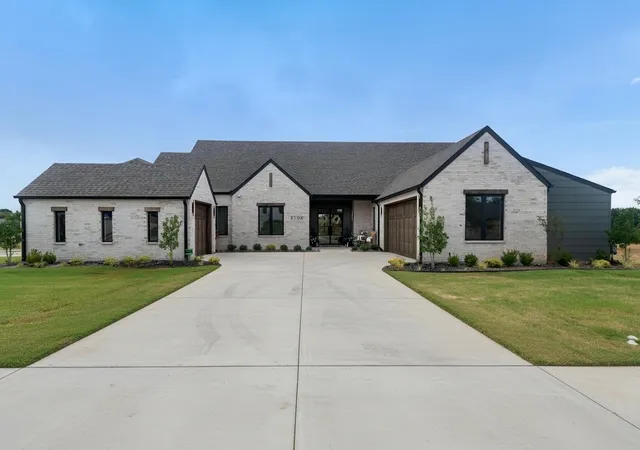 Photo 3 of Single family home for sale at 2702 Stonecrest Dr, Sherman, TX 75092 | MLS# 21378019 | Listing updated on 2026-09-25