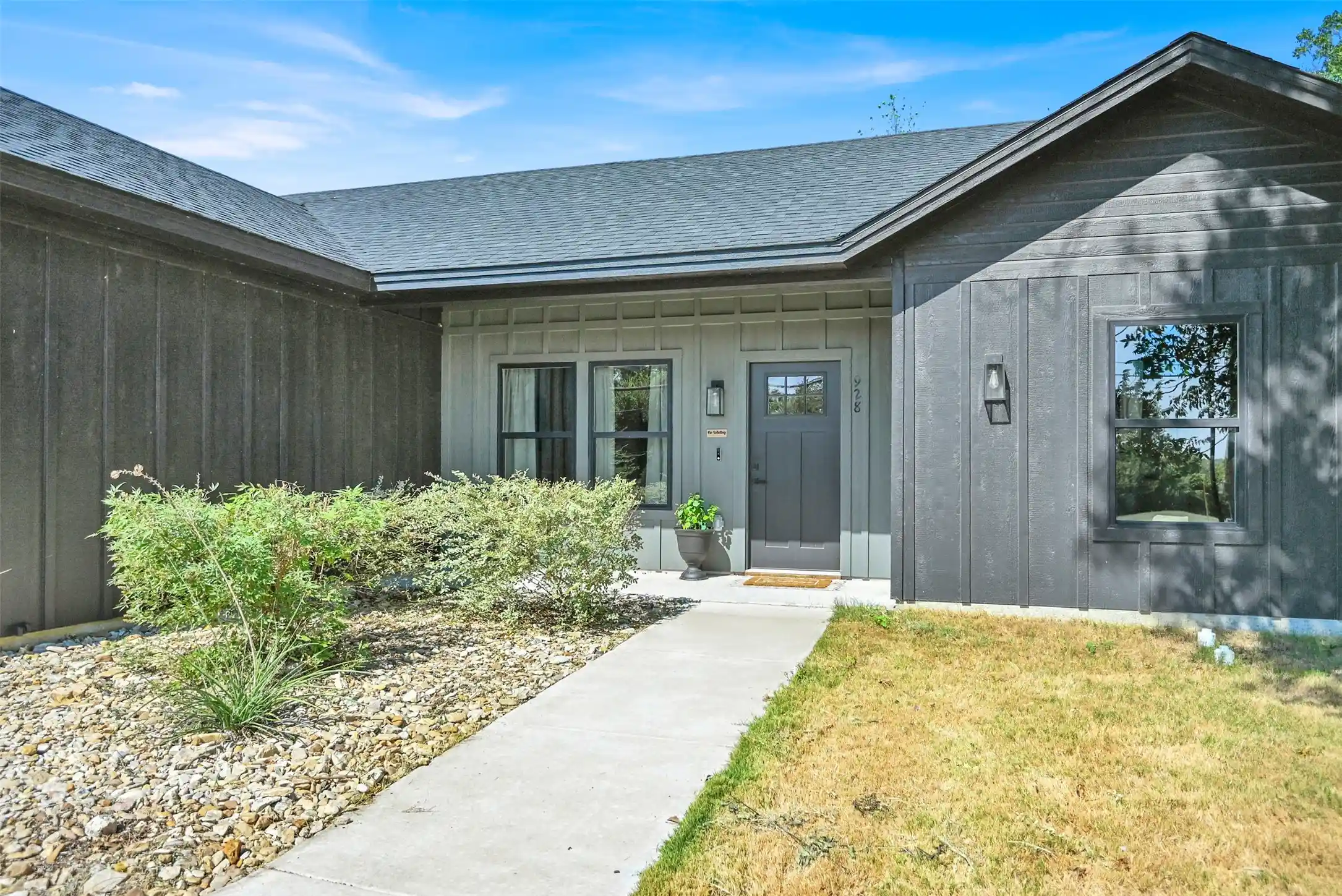 Photo 1 of Single family home for sale at 928 Country Clb Rd, Cleburne, TX 76033 | MLS# 21375758 | Listing updated on 2026-10-13