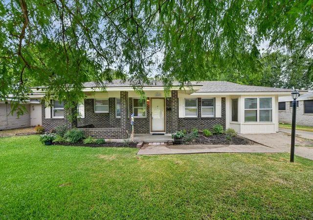 Photo 1 of Single family home for sale at 5500 Wheaton Dr, Fort Worth, TX 76133 | MLS# 21378814 | Listing updated on 2026-09-27