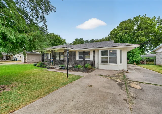 Photo 1 of Single family home for sale at 5500 Wheaton Dr, Fort Worth, TX 76133 | MLS# 21378814 | Listing updated on 2026-09-27