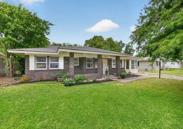 Photo 2 of Single family home for sale at 5500 Wheaton Dr, Fort Worth, TX 76133 | MLS# 21378814 | Listing updated on 2026-09-27