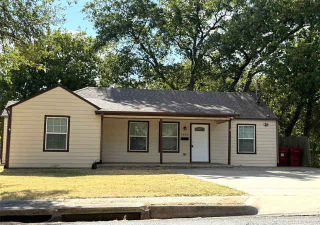 Photo 1 of Single family home for sale at 1802 N Woods St, Sherman, TX 75092 | MLS# 21377996 | Listing updated on 2026-09-25