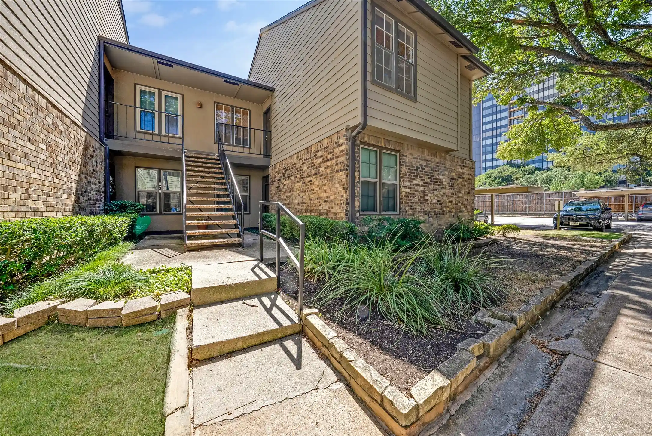 Listing Photo 1 - Condo for sale in 5300 Keller Springs Rd located at 5300 Keller Springs Rd, Dallas, TX 75248 - Unit #1077