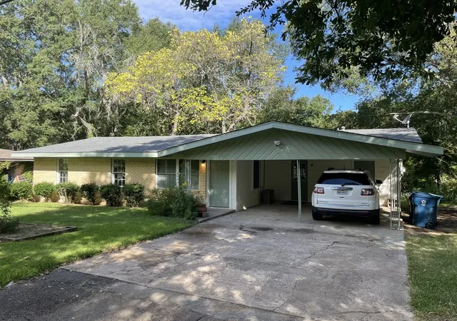 Photo 1 of Single family home for sale at 612 Valle Vista Dr, Athens, TX 75751 | MLS# 21378810 | Listing updated on 2026-09-05
