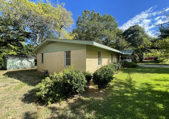 Photo 2 of Single family home for sale at 612 Valle Vista Dr, Athens, TX 75751 | MLS# 21378810 | Listing updated on 2026-09-05