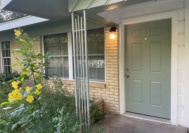 Photo 3 of Single family home for sale at 612 Valle Vista Dr, Athens, TX 75751 | MLS# 21378810 | Listing updated on 2026-09-05