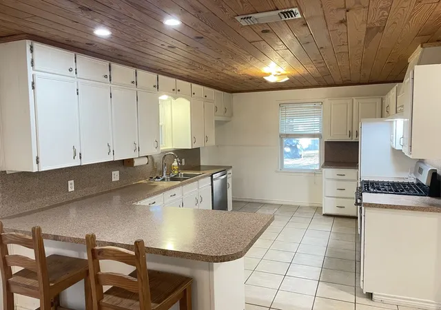 Photo 4 of Single family home for sale at 612 Valle Vista Dr, Athens, TX 75751 | MLS# 21378810 | Listing updated on 2026-09-05