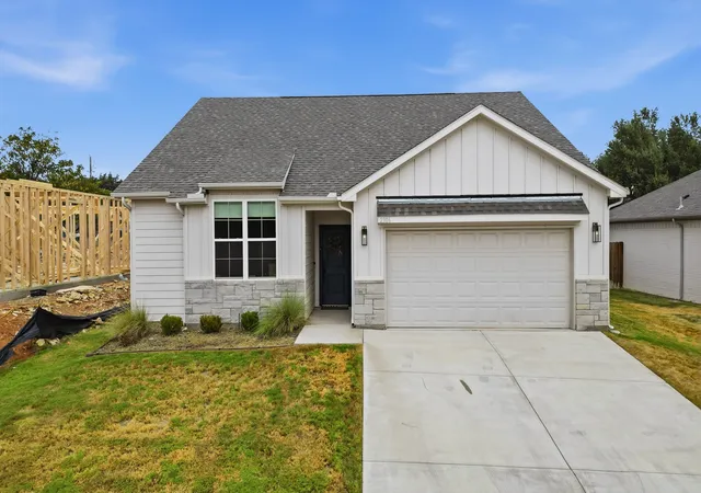 Photo 3 of Single family home for sale at 2306 Pedernales Ct, Granbury, TX 76048 | MLS# 21378368 | Listing updated on 2026-09-05