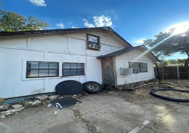 Photo 3 of Single family home for sale at 516 S Edgewood Ter, Fort Worth, TX 76103 | MLS# 21377923 | Listing updated on 2026-10-07