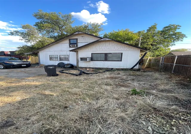 Photo 4 of Single family home for sale at 516 S Edgewood Ter, Fort Worth, TX 76103 | MLS# 21377923 | Listing updated on 2026-10-07