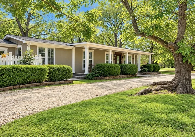Photo 1 of Single family home for sale at 122 Pawnee Trl, Gainesville, TX 76240 | MLS# 21377764 | Listing updated on 2026-10-06
