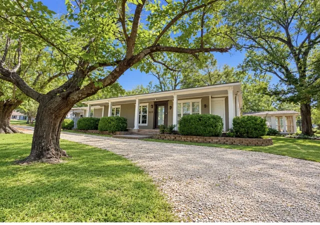 Photo 2 of Single family home for sale at 122 Pawnee Trl, Gainesville, TX 76240 | MLS# 21377764 | Listing updated on 2026-10-06